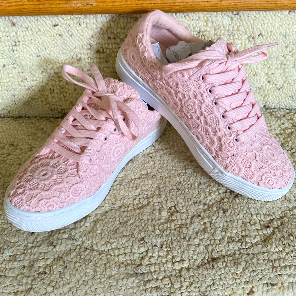 !Isaac Mizrahi floral  pink lace sneakers. Size 6.5M.    NEW